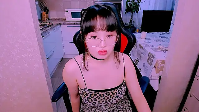 Akiko Yun online show from 02-13-26, 12:01