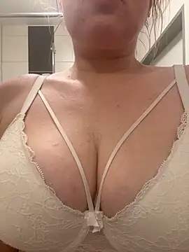 Snapshot of FeuchteMona chatting on 03-15-26, 09:32 FeuchteMona online show from 03-15-26, 09:32