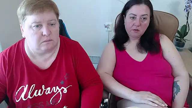 Snapshot of Lindy-Jeanie chatting on 05-04-26, 12:01 Lindy-Jeanie online show from 05-04-26, 12:01