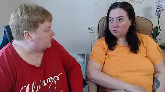 Snapshot of Lindy-Jeanie chatting on 05-07-26, 06:52 Lindy-Jeanie online show from 05-07-26, 06:52