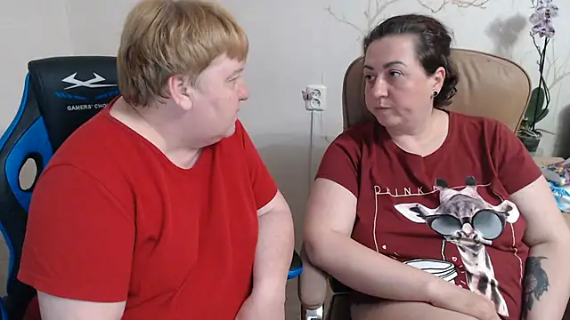 Snapshot of Lindy-Jeanie chatting on 06-04-26, 06:58 Lindy-Jeanie online show from 06-04-26, 06:58