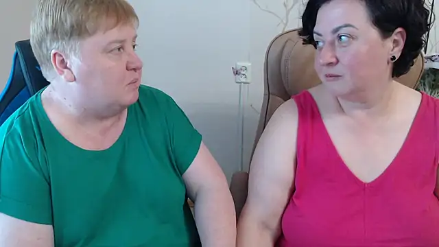 Snapshot of Lindy-Jeanie chatting on 06-16-26, 04:42 Lindy-Jeanie online show from 06-16-26, 04:42