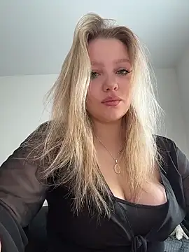 Snapshot of bettyloveu chatting on 05-19-26, 04:08 bettyloveu online show from 05-19-26, 04:08