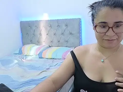 Snapshot of estrellajunior chatting on 06-12-26, 11:42 estrellajunior online show from 06-12-26, 11:42