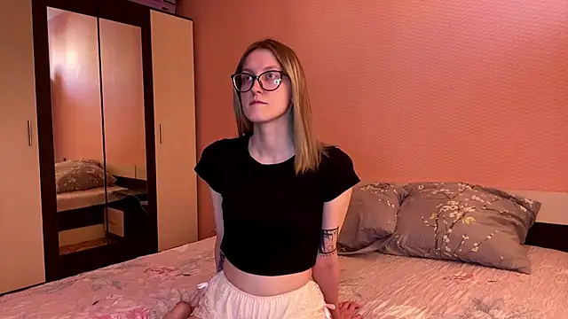 Snapshot of Julia_Charm chatting on 05-21-26, 02:02 Julia Charm online show from 05-21-26, 02:02