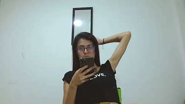 Snapshot of Emily_Lopera chatting on 05-16-26, 02:19 Emily Lopera online show from 05-16-26, 02:19