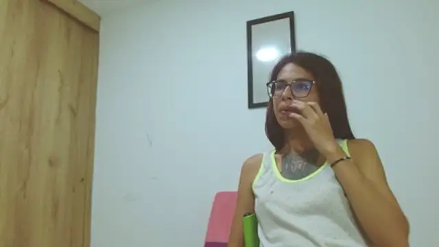 Snapshot of Emily_Lopera chatting on 05-27-26, 05:04 Emily Lopera online show from 05-27-26, 05:04