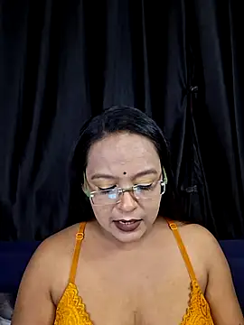 Snapshot of hornyrosy321 chatting on 06-19-26, 04:33 hornyrosy321 online show from 06-19-26, 04:33