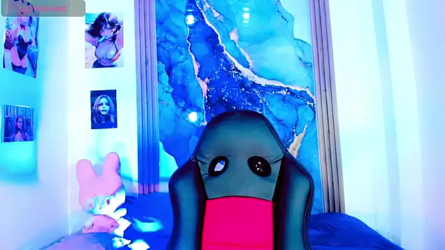 Snapshot of blonde_queen- chatting on 04-08-26, 07:14 blonde queen- online show from 04-08-26, 07:14