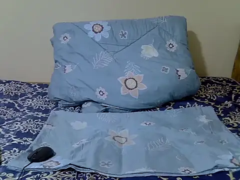 Snapshot of Darkchocolatequeen chatting on 07-08-26, 11:04 Darkchocolatequeen online show from 07-08-26, 11:04
