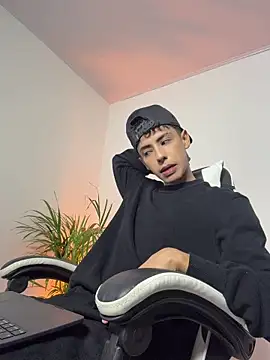SebastianReed  online show from 06-19-26, 05:23