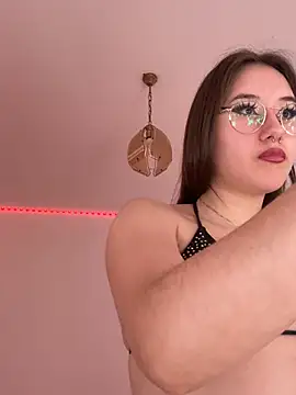 Snapshot of evelynnMiss chatting on 06-18-26, 12:31 evelynnMiss online show from 06-18-26, 12:31