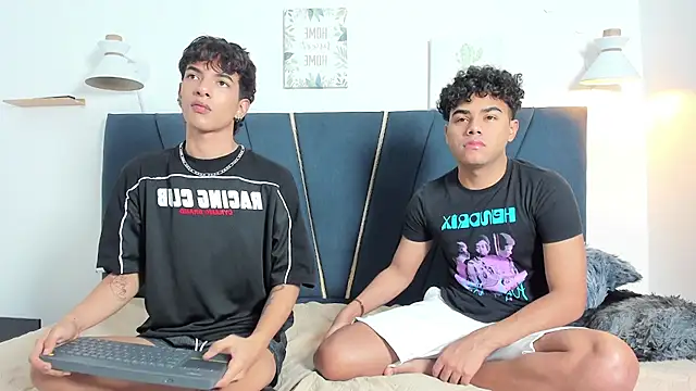 Snapshot of Enzo_love18 chatting on 04-15-26, 07:26 Enzo love18 online show from 04-15-26, 07:26