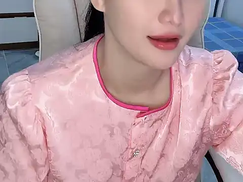 Snapshot of AmyLinee_1 chatting on 06-19-26, 04:17 AmyLinee 1 online show from 06-19-26, 04:17