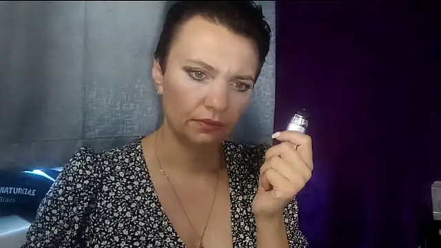 Snapshot of HotMamaQueen234 chatting on 08-04-26, 06:27 HotMamaQueen234 online show from 08-04-26, 06:27