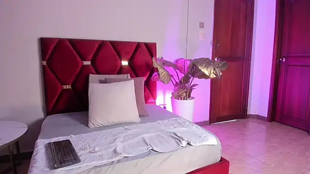 AnnieBlluee online show from 04-20-26, 11:46