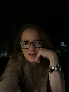 Snapshot of LizzieZ1975 chatting on 05-02-26, 10:48 LizzieZ1975 online show from 05-02-26, 10:48