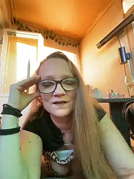 Snapshot of LizzieZ1975 chatting on 05-22-26, 06:46 LizzieZ1975 online show from 05-22-26, 06:46