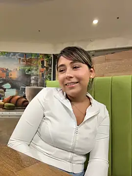 Snapshot of MelodyRey__ chatting on 05-06-26, 11:32 MelodyRey online show from 05-06-26, 11:32