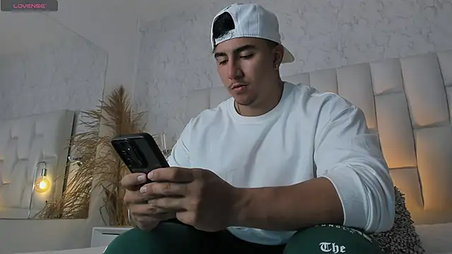 Snapshot of Zane_cruz chatting on 03-24-26, 11:59 Zane cruz online show from 03-24-26, 11:59