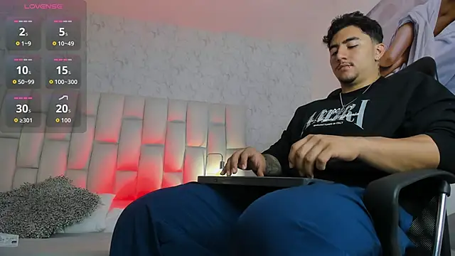 Snapshot of Zane_cruz chatting on 04-12-26, 12:43 Zane cruz online show from 04-12-26, 12:43