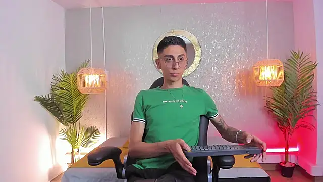 Snapshot of Gio_carangi chatting on 05-23-26, 02:06 Gio carangi online show from 05-23-26, 02:06