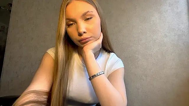 Snapshot of CarolineNine chatting on 03-26-26, 01:28 CarolineNine online show from 03-26-26, 01:28