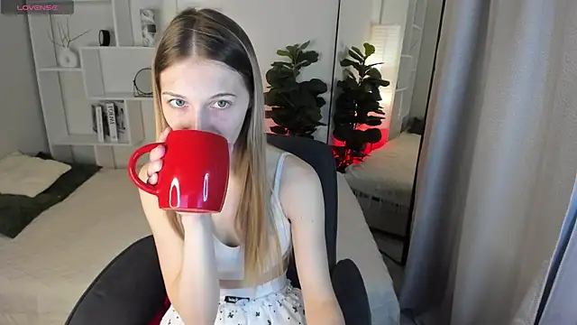 Snapshot of LauraPurr chatting on 05-25-26, 06:08 LauraPurr online show from 05-25-26, 06:08