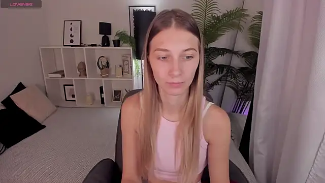 Snapshot of LauraPurr chatting on 07-16-26, 06:30 LauraPurr online show from 07-16-26, 06:30