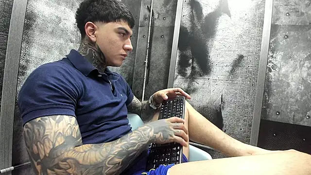 Snapshot of Gury_tattoo chatting on 06-12-26, 11:35 Gury tattoo online show from 06-12-26, 11:35