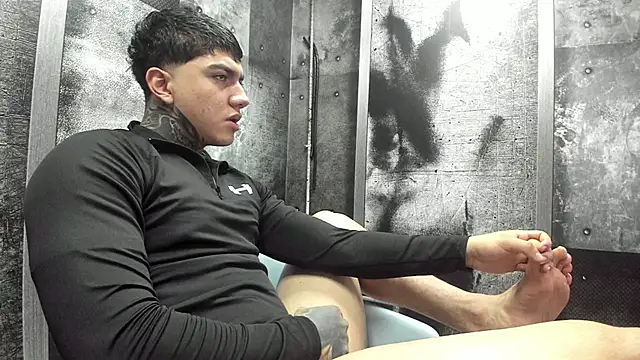 Snapshot of Gury_tattoo chatting on 06-15-26, 07:27 Gury tattoo online show from 06-15-26, 07:27
