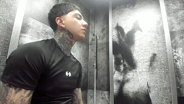 Snapshot of Gury_tattoo chatting on 06-23-26, 06:06 Gury tattoo online show from 06-23-26, 06:06