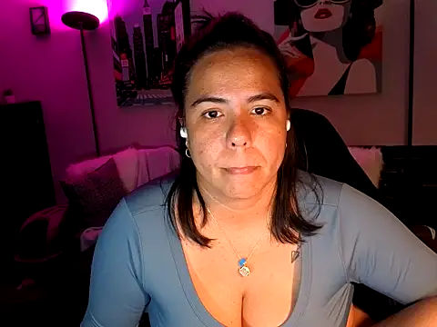 Snapshot of HannaJonns chatting on 04-13-26, 02:50 HannaJonns online show from 04-13-26, 02:50