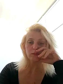 Snapshot of MiaLove183 chatting on 06-17-26, 01:45 MiaLove183 online show from 06-17-26, 01:45