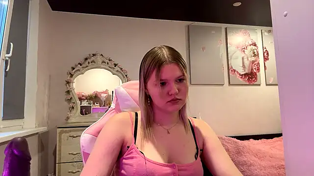 Snapshot of SweettAnny chatting on 06-13-26, 05:55 SweettAnny online show from 06-13-26, 05:55