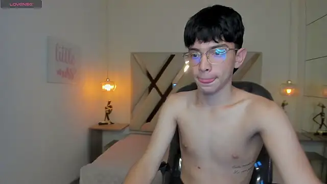 Snapshot of SantiTwinkyy chatting on 03-30-26, 02:40 SantiTwinkyy online show from 03-30-26, 02:40