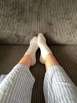Snapshot of LilouPieds chatting on 06-14-26, 04:53 LilouPieds online show from 06-14-26, 04:53