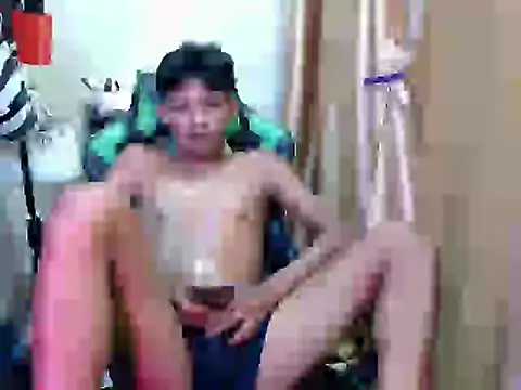 Snapshot of pinoy_lowey18 chatting on 05-19-26, 04:30 pinoy lowey18 online show from 05-19-26, 04:30