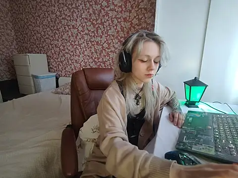 Snapshot of StijenaHunt chatting on 04-20-26, 01:14 StijenaHunt online show from 04-20-26, 01:14