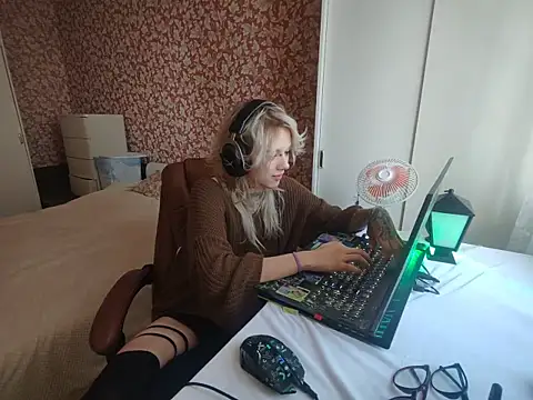 Snapshot of StijenaHunt chatting on 04-27-26, 01:20 StijenaHunt online show from 04-27-26, 01:20