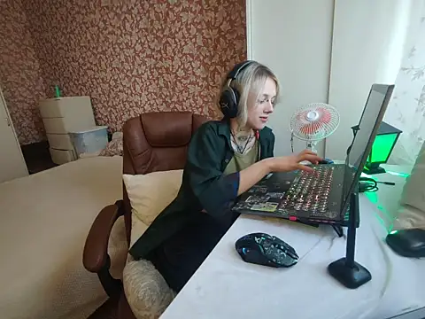 Snapshot of StijenaHunt chatting on 04-30-26, 01:28 StijenaHunt online show from 04-30-26, 01:28