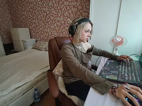 Snapshot of StijenaHunt chatting on 05-02-26, 01:05 StijenaHunt online show from 05-02-26, 01:05