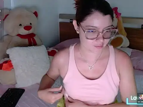 Snapshot of honey-blossom chatting on 04-27-26, 12:36 honey-blossom online show from 04-27-26, 12:36