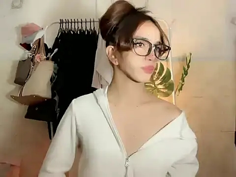Snapshot of Leijona_Milker chatting on 06-19-26, 02:10 Leijona Milker online show from 06-19-26, 02:10