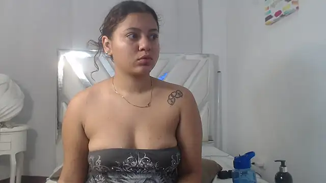 Snapshot of AlannaHarper chatting on 06-20-26, 04:43 AlannaHarper online show from 06-20-26, 04:43
