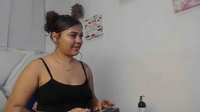 Snapshot of AlannaHarper chatting on 06-25-26, 02:43 AlannaHarper online show from 06-25-26, 02:43