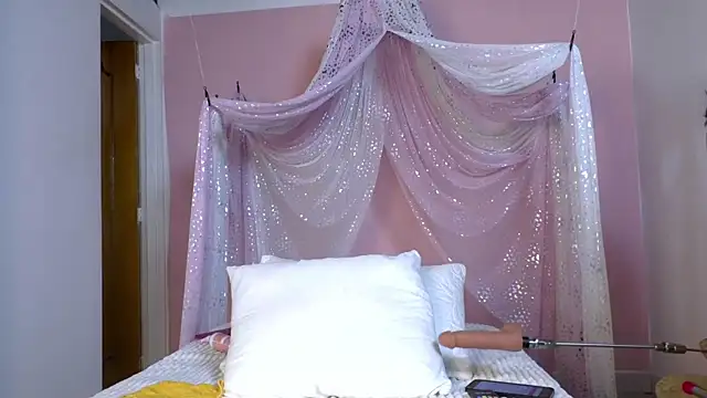 Snapshot of selene_moretti chatting on 07-16-26, 12:11 selene moretti online show from 07-16-26, 12:11