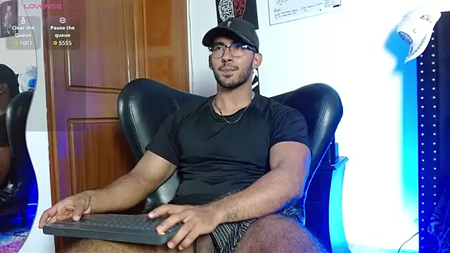Snapshot of romanpearce_ chatting on 05-20-26, 04:18 romanpearce online show from 05-20-26, 04:18