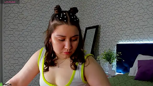 Snapshot of Maya_Raay chatting on 04-19-26, 01:05 Maya Raay online show from 04-19-26, 01:05