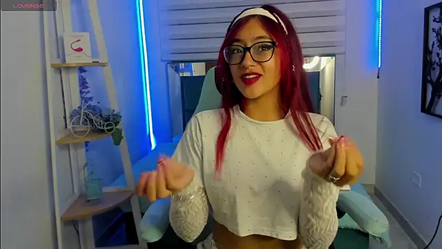 Snapshot of Sara_Red_X chatting on 06-17-26, 03:31 Sara Red X online show from 06-17-26, 03:31